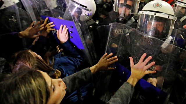 Polisi mencoba membubarkan massa unjuk rasa dalam rangka menyambut Hari Perempuan Internasional di Istanbul, Turki. Foto: Reuters/Kemal Aslan