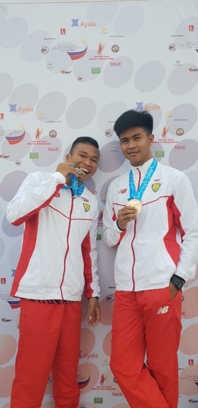 Riyan (kiri) bersama salah seorang tim lari estafet Indonesia, peraih medali perak di ajang Ajang SEA Youth Athletics Championships 2019, di Filipina. | foto: ist.
