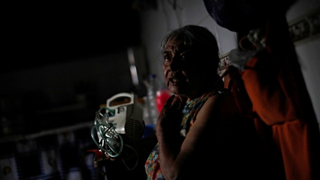 Celedonia Angulo, di rumahnya saat listrik di daerahnya padam, di Catia, Caracas, Venezuela. Foto: Reuters/Carlos Jasso