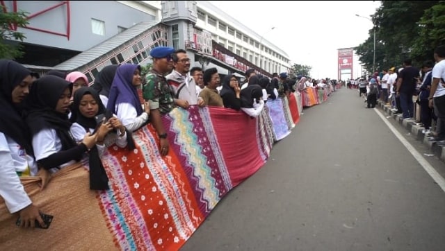 Pemecahan rekor Muri dalam membentangkan kain Jumputan sepanjang 1,1 kilometer di Palembang (foto: abp/Urban Id)
