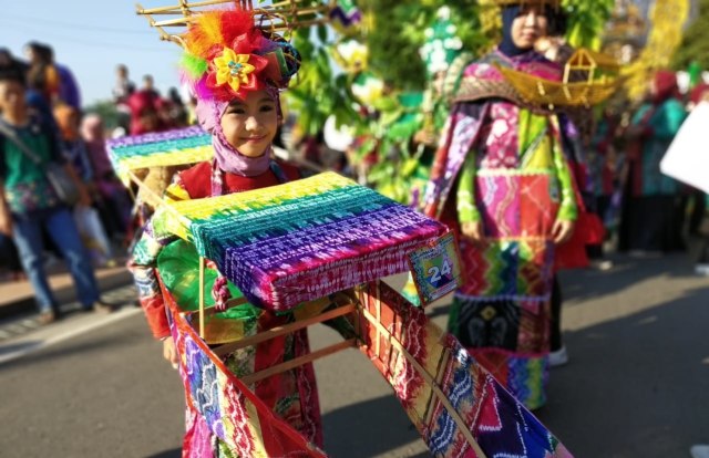 Peserta parade Banjarmasin Sasirangan Festival 2019 memakai konstum berhias perahu jukung motif sasirangan, Sabtu (9/3). Foto: Zahidi/banjarhits.id