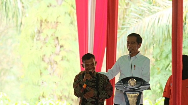 Presiden Jokowi saat bersilaturahmi dengan petani karet di Banyuasin, Palembang, Sumatera Selatan. Foto: Fahrian Saleh/kumparan