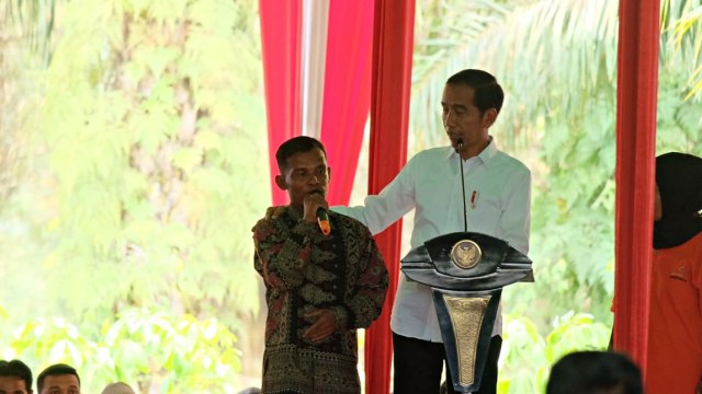 Presiden Jokowi saat bersilaturahmi dengan petani karet di Banyuasin, Palembang, Sumatera Selatan. Foto: Fahrian Saleh/kumparan