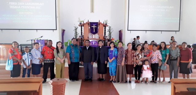 Suasana foto bersama Pdt. Dolly Kabes dan Pdt. Frangky Paksoal dengan para guru YPK Fakfak 