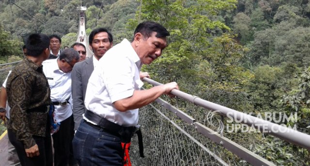 Menko Bidang Kemaritiman, Luhut Binsar Pandjaitan, saat mencoba suspension bridge di Situ Gunung, Kecamatan Kadudampit, Kabupaten Sukabumi, Sabtu (9/3). | Foto: Andri S.