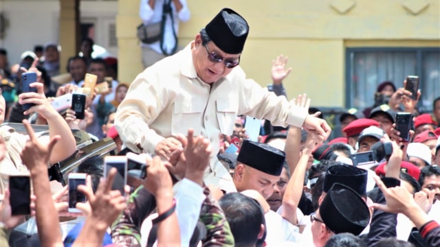 Capres nomor urut 02 Prabowo Subianto diarak saat tiba di Pondok Pesantren Darussalam, Garut. Foto: kumparan