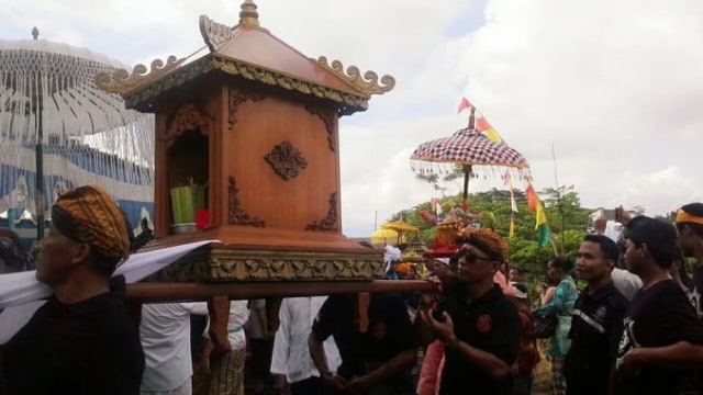 Ritual Melasti oleh umat Hindu di Klaten (foto : SwaraHindhuDharma.com)