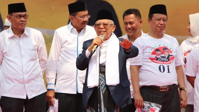 Ma'ruf Amin di Lapangan Gajah Mada Medan, menerima dekarasi dukungan Relawan Jokma Sumut, Sabtu (9/3) Foto: Rafyq Alkandy/kumparan