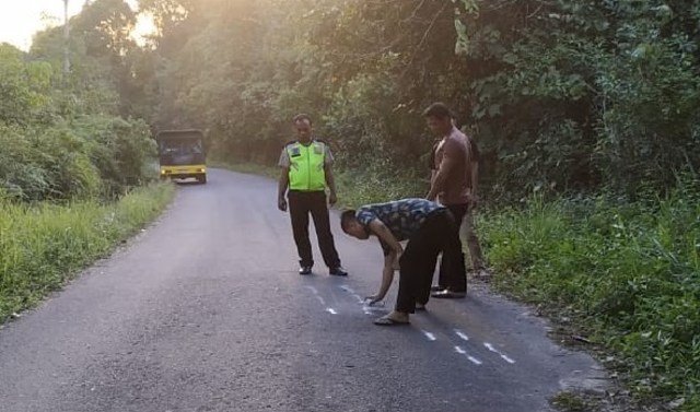 Anggota Satlantas Polres Bangka Barat sedang melakukan olah TKP di lokasi tabrakan antara siswi SMA dengan sebuah bus di ruas jalan Desa Ranggi Kecamatan Jebus, Kabupaten Bangka Barat,  Bangka Belitung.(ist)