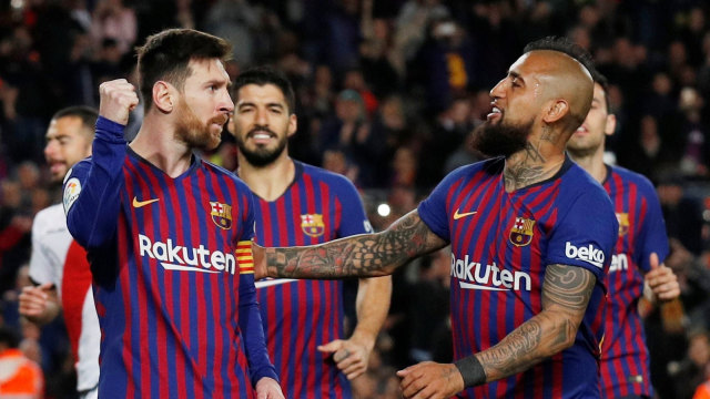 Para pemain Barcelona merayakan gol. Foto: REUTERS/Albert Gea