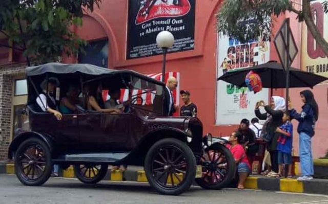 Parade mobil tua di Museum Angkut Kota Batu