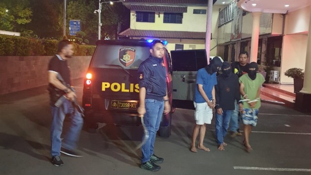 Polisi tangkap 3 terduga pelaku pembacok pejalan kaki di Kebon Jeruk. Foto: Dok. Istimewa