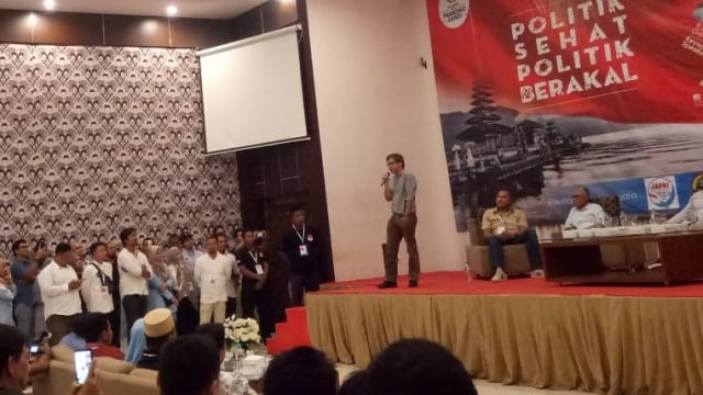 Rocky Gerung saat tampil di Denpasar, Sabtu (9/3) malam - kanalbali/LSU