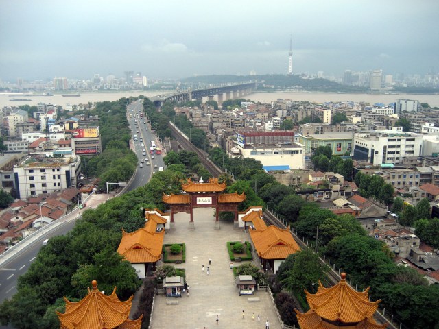 Kota Wuhan, tampak dari Yellow Crane Tower. Foto: Wikimedia Commons