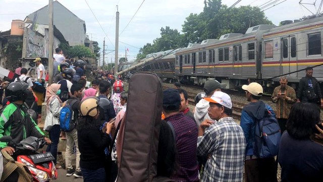 Kereta tertimpa tiang listrik di Kebon Pedes, Bogor. Foto: Dok. Dimas Bayu Permana