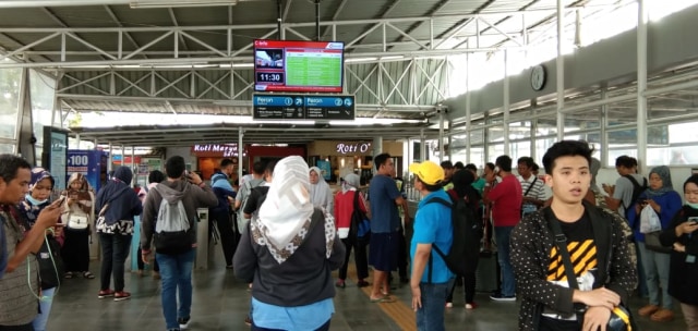Suasana penumpukan penumpang di Stasiun Cilebut akibat KRL terguling. Foto: Wahyuni Sahara