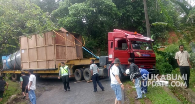 Evakuasi truk trailer milik perusahaan Pembangkit Listrik Tenaga Mikro Hydro (PLTMH) . | Foto: Demmi Pratama.