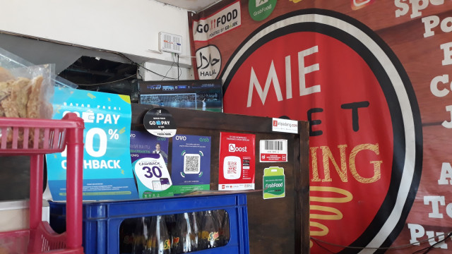 Warung makanan yang sudah gunakan aplikasi uang elektronik Ovo dan Go-Pay di sekitar Pasar Minggu, Jakarta Selatan. Foto: Ema Fitriyani/kumparan