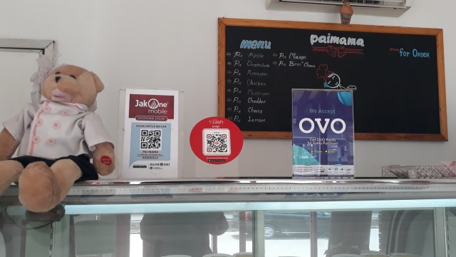 Toko yang sudah gunakan aplikasi uang elektronik Ovo dan Go-Pay di sekitar Pasar Minggu, Jakarta Selatan. Foto: Ema Fitriyani/kumparan