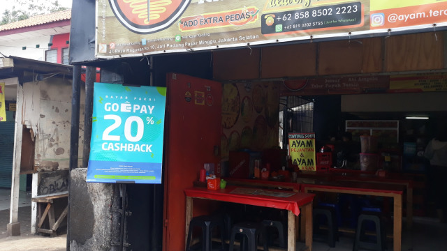 Warung makanan yang sudah gunakan aplikasi uang elektronik Ovo dan Go-Pay di sekitar Pasar Minggu, Jakarta Selatan. Foto: Ema Fitriyani/kumparan