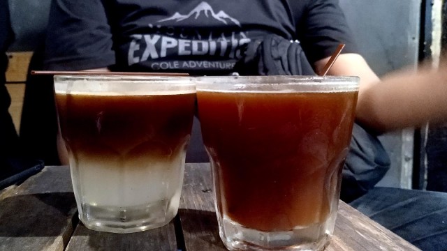 Kopi nira menu andalan di Moorden Coffee. Perbedaan warna sebelum diaduk (kiri) dan sesudah diaduk. Foto: Adi Warsidi/acehkini