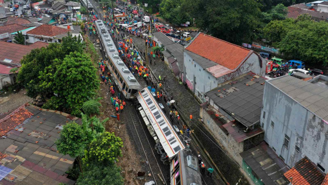 Foto udara proses evakuasi KRL Commuter Line 1722 yang anjlok di pintu perlintasan Kebon Pedes, Tanah Sareal, Kota Bogor, Jawa Barat, Minggu (10/3/2019). Foto: ANTARA FOTO/Wahyu Putro A