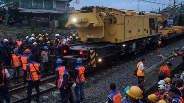 Crane tiba di lokasi tergulingnya KRL. Foto: Irfan Adi Saputra/kumparan