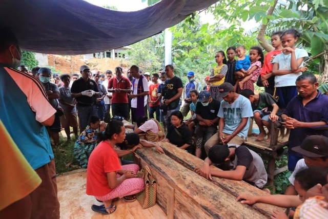 Tangis anggota keluarga di peti jenazah korban longsor yang di Kampung Culu, Desa Tondong Belang,  Kecamatan Mbeliling, Kabupaten Manggarai Barat. Foto: Istimewa. 