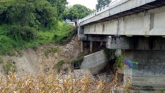 Kondisi beton penyangga (abutment) fondasi jembatan Kedungjati Desa Kedungsumber Kecamatan Temayang Bojonegoro, yang ambrol. Minggu (10/03/2019)