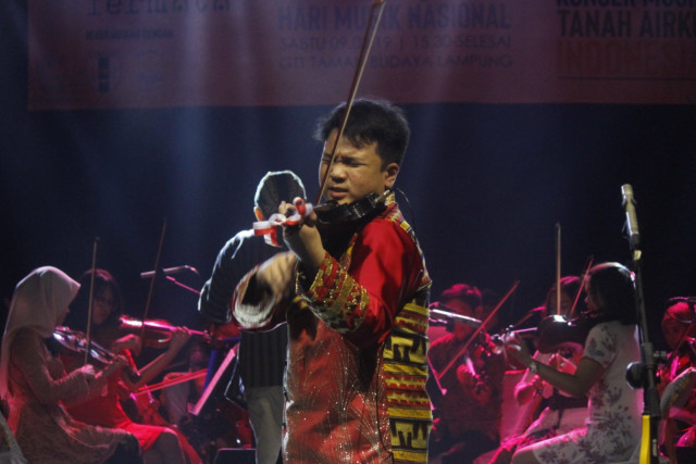 Norman Jefferson Nainggolan saat tampil pada konser musik yang bertajuk Tanah Airku Indonesia di Taman Budaya | Foto : Ist.