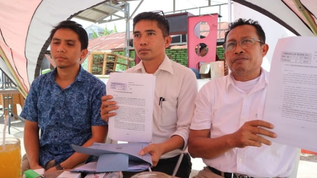 Kuasa hukum sembilan pengusaha di Sulawesi Tengah, yang menggugat Presiden Jokowi dan Kementeriannya, Dr. Muslimin Mamulai (kanan), Sahrul dan Abdul Rajab. Foto : IKRAM