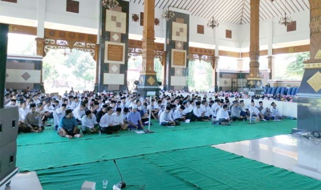 Suasana doa bersama para siswa-siswi di Tuban menjelang UN. 