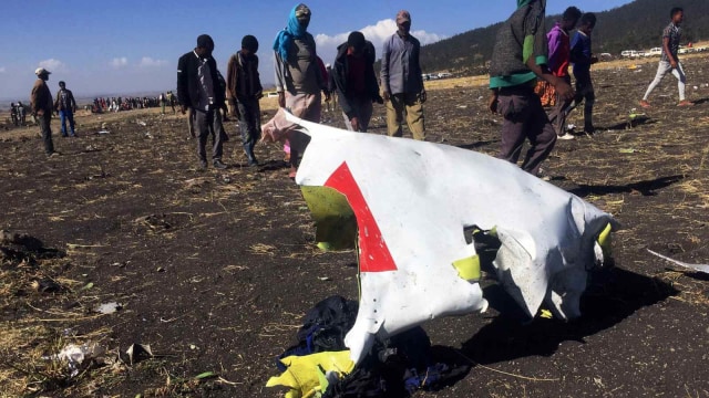Puing pesawat Ethiopian Airlines ET 302, di dekat kota Bishoftu, tenggara Addis Ababa, Ethiopia. Foto: REUTERS/Tiksa Negeri