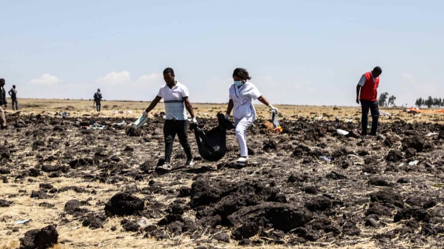 Evakuasi korban kecelakaan pesawat Ethiopian Airlines ET 302 di dekat kota Bishoftu, tenggara Addis Ababa, Ethiopia. Foto: AFP/MICHAEL TEWELDE