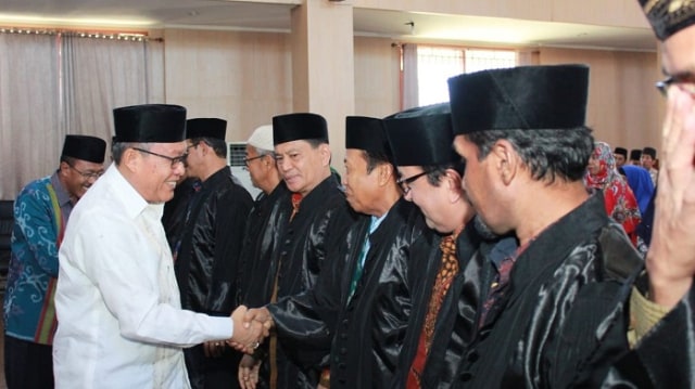 Asisten HM Faisal Mang berjabat tangan dengan para dewan hakim STQH XXV Tingkat Provinsi Sulawesi Tengah usai dilantik, pekan lalu (9/3). Foto: Humas Pemprov Sulteng