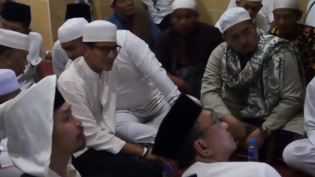 Cawapres Sandiaga Uno di Masjid Nurul Falah ketika menghadiri haul Guru Sekumpul ke-14, Minggu malam (10/3/2019). Foto: Donny Muslim/banjarhits.id