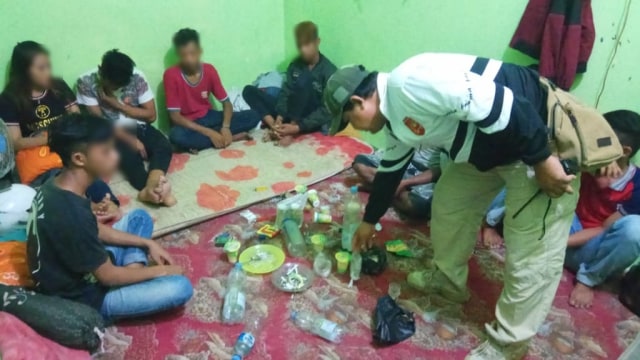 Danru III Satpol PP Kobar Said Abdul Badawi saat menggerebek remaja yang pesta miras di kos-kosan (Foto: Satpol PP Kobar)