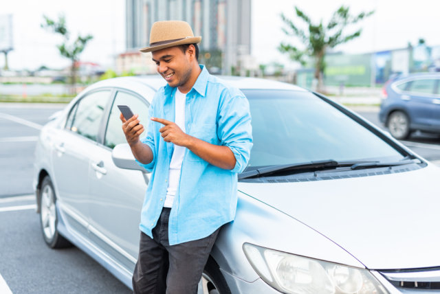 com-Ilustrasi Menyewa Mobil Lewat Smartphone