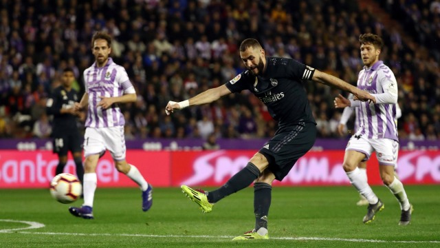 Gol penalti Benzema ke gawang Valladolid. Foto: REUTERS/Sergio Perez