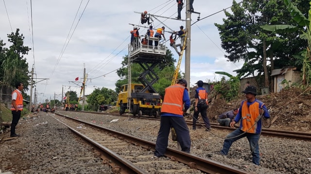 Proses perbaikan perlintasan kereta api di Kebon Pedes, Tanah Sareal, Bogor, Jawa Barat, Senin (11/3). Foto: Efira Tamara Thenu/kumparan