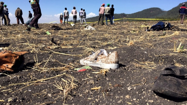 Puing-puing sisa kecelakaan pesawat Ethiopian Airlines ET 302 (10/3), di dekat kota Bishoftu, tenggara Addis Ababa, Ethiopia. Foto: REUTERS/Tiksa Negeri