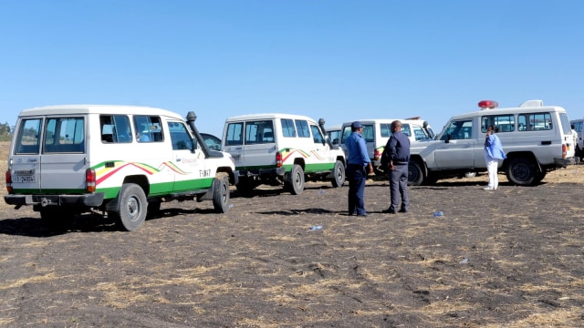 Sejumlah mobil ambulan yang digunakan saat proses evakuasi korban kecelakaan pesawat Ethiopian Airlines ET 302 di dekat kota Bishoftu, tenggara Addis Ababa, Ethiopia. Foto: REUTERS/Tiksa Negeri
