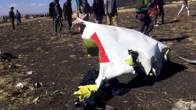 Reruntuhan sisa kecelakaan pesawat Ethiopian Airlines ET 302 (10/3), di dekat kota Bishoftu, tenggara Addis Ababa, Ethiopia. Foto: REUTERS/Tiksa Negeri