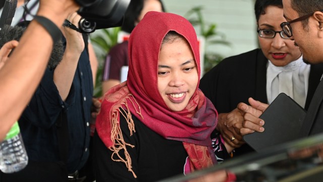 Siti Aisyah tersenyum ketika meninggalkan Pengadilan Tinggi Shah Alam, di luar Kuala Lumpur, Malaysia (11/3). Foto: AFP/Mohd RASFAN
