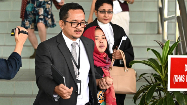Siti Aisyah ketika meninggalkan Pengadilan Tinggi Shah Alam, di luar Kuala Lumpur, Malaysia (11/3). Foto: AFP/Mohd RASFAN
