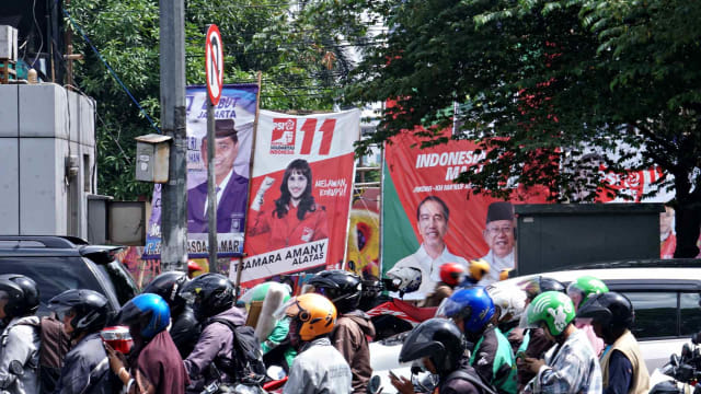 Alat Peraga Kampanye (APK) di kawasan Taman Makam Pahlawan, Kalibata, Jakarta. Foto: Abil Achmad Akbar/kumparan