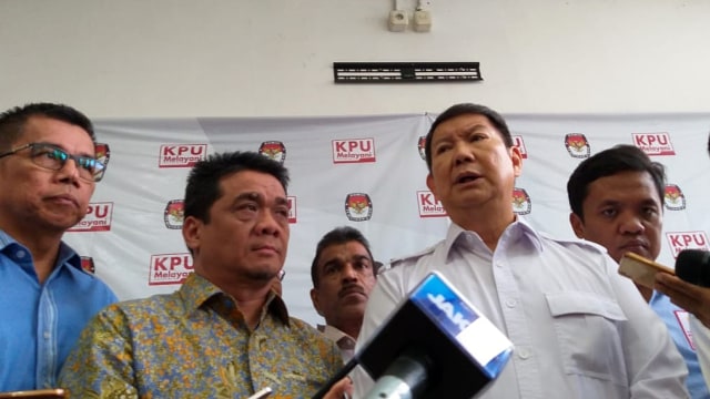 Hashim Djojohadikusumo (kanan) dan tim BPN Prabowo-Sandi usai bertemu dengan Ketua KPU. Foto: Fadjar Hadi/kumparan