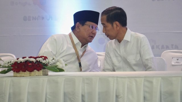 Capres Parbowo Subianto (kiri) dan Presiden Jokow Widodo. Foto: Irfan Saputra/kumparan