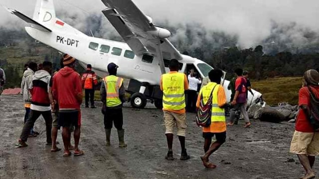 Kondisi pesawat Dabi Air yang tergelincir di Papua. Foto: Dok. Polda Papua