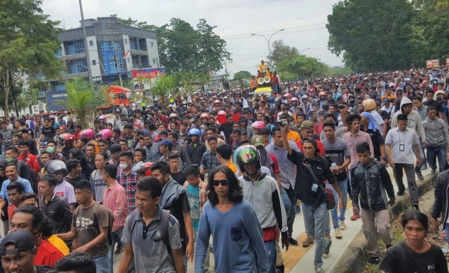 Ribuan mahasiswa yang melakukan aksi demonstrasi di halaman Mapolda Sultra, Senin (10/3). Foto: Lukman Budianto/kendarinesiaid